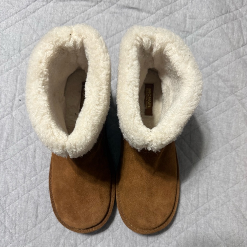 Michael Kors Brown Winter Boots with Cream Lining women’s boots. Size 8.